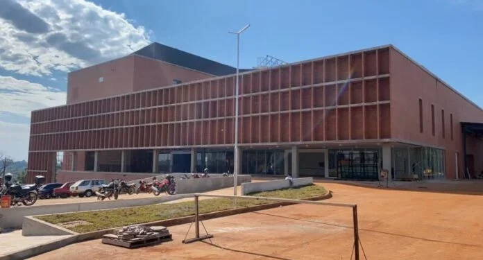 Un menor recibió un disparo mientras estaba sentado en la vereda de su casa y se dio cuenta de la herida recién al otro día