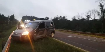 Jardín América: Una mujer resultó lesionada tras el choque entre un auto y un camión