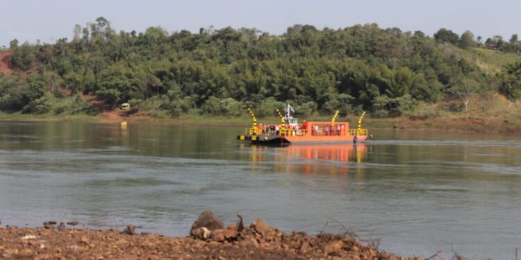Luego de siete años, retornó el cruce internacional por balsa entre Eldorado, Misiones, y Mayor Otaño, Paraguay