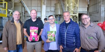 Passalacqua y Arce recorrieron innovadora fábrica de pellets de madera en Colonia Victoria