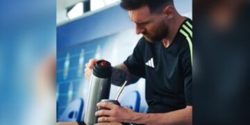 Messi la rompe en una publicidad de sus botines, con un mate en la mano