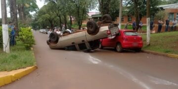 Choque y vuelco en Eldorado