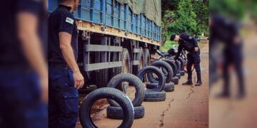 La Policía de Misiones interceptó en Eldorado un camión que llevaba 34 neumáticos de contrabando