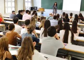 Ley Ómnibus: proponen un examen obligatorio al concluir el secundario y que los extranjeros no residentes ya no puedan estudiar gratis en universidades