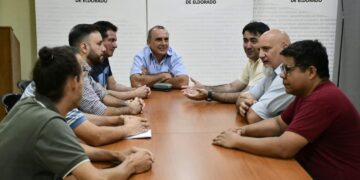 Reunión entre el intendente de Eldorado, el presidente del Parque Industrial y autoridades de Marandú Comunicaciones.