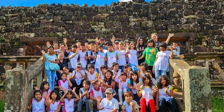 Alumnos de San Vicente y de la comunidad Kaaguy Poty de Aristóbulo del Valle compartieron un viaje educativo junto al Programa Conozco Misiones