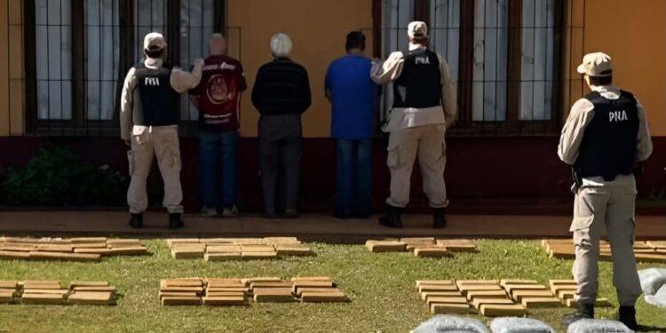 Prefectura detuvo a tres personas y secuestró más de 550 kilos de droga en Misiones