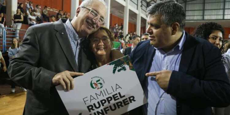 Passalacqua entregó títulos de propiedad en Aristóbulo del Valle: “Significa casi todo para una familia”